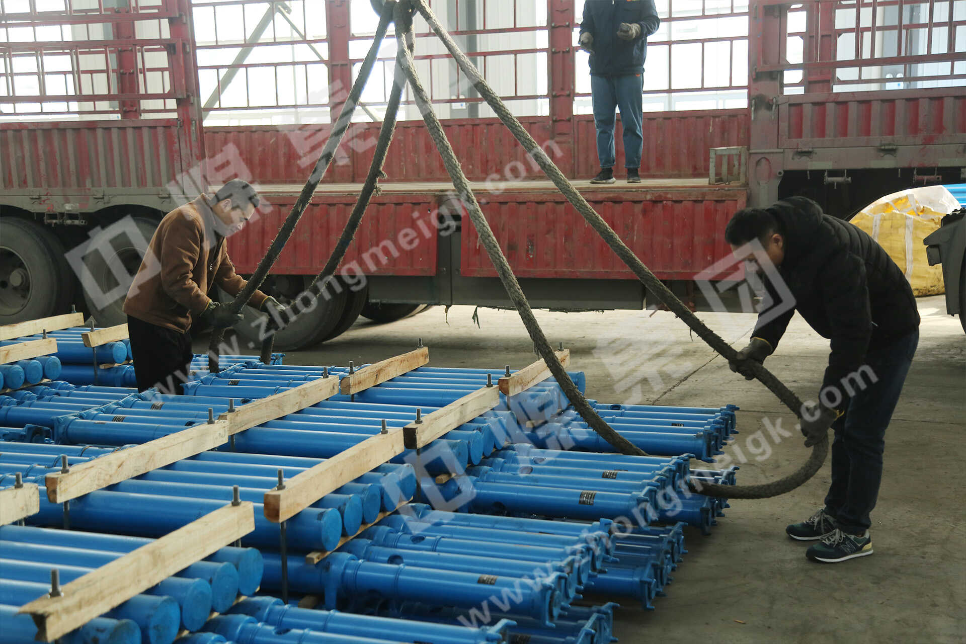 中煤集团一批液压支柱、平板车分别发往贵州和新疆