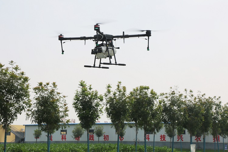 中煤集团旗下卡特机器人公司无人机植保飞防团队服务三农 ，助力乡村振兴